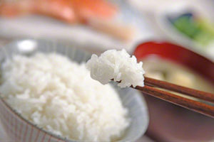 日本有網友就分享了一個超級妙招，能夠使舊米起死回生、煮出像新鮮白米一樣香甜的白飯！而所需要的東西就只有..."冰塊"！
