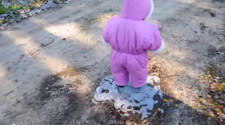 小女娃踩在冰上