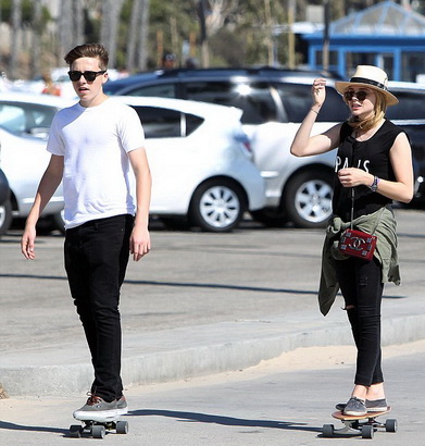 被拍到和克萝伊 (Chloe Moretz) 一起溜滑板。
