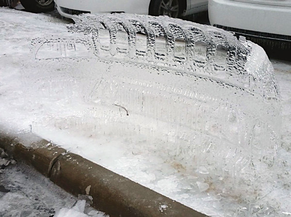 這似乎是天氣真的太寒冷、就連這台吉普車的表面也結凍了，而當吉普車開走之後、便把外殼的結冰曾給”留”在地面上了…