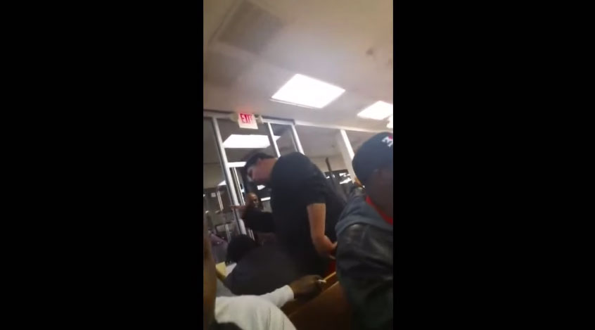 餐廳男人打女人