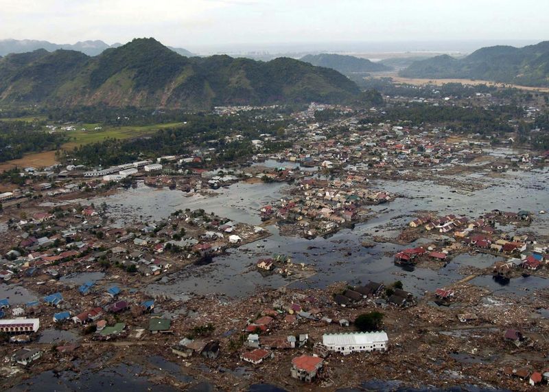 800px-Sumatra_devastation1_after_tsunami_flood_(public_domain)