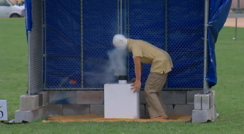 假人頭被煙火炸到