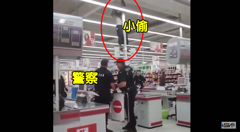 小偷爬在柱子上