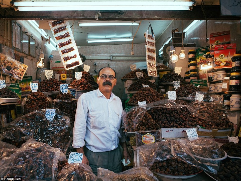 2B1E785700000578-3185929-A_man_in_Kuwait_selling_dried_fruits_and_other_sweets_from_a_sta-a-93_1438785631336