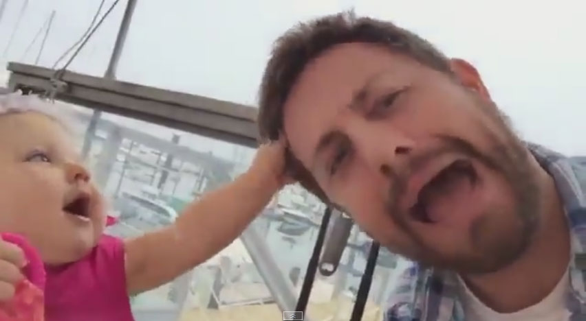 爸爸欠小寶寶錢，頭一直敲