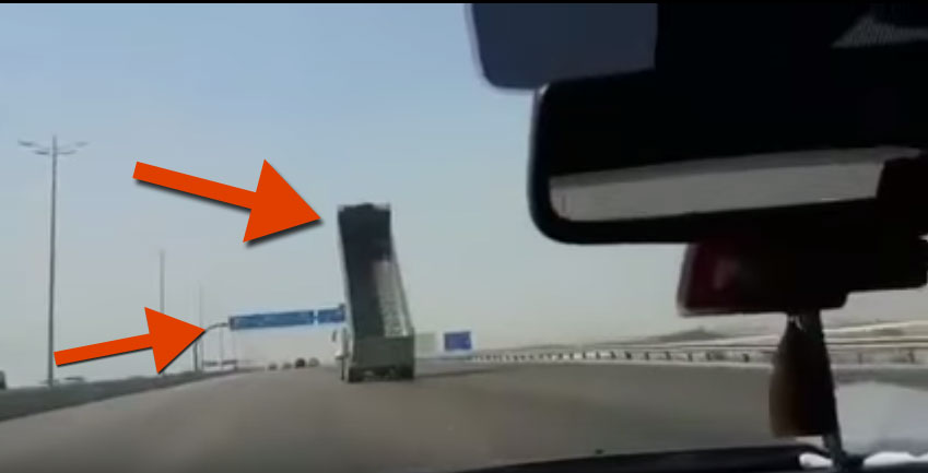 超大卡車撞到牌子2