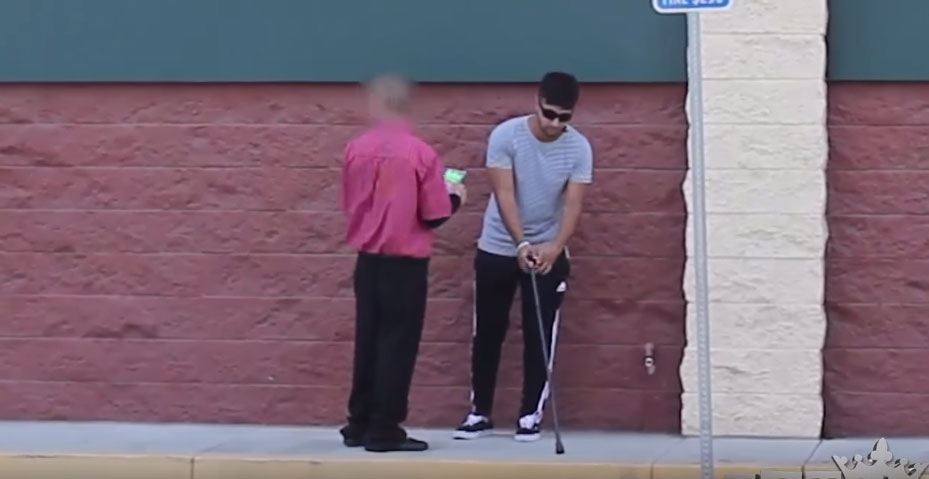 瞎子想要看看陌生人會不會偷他的錢