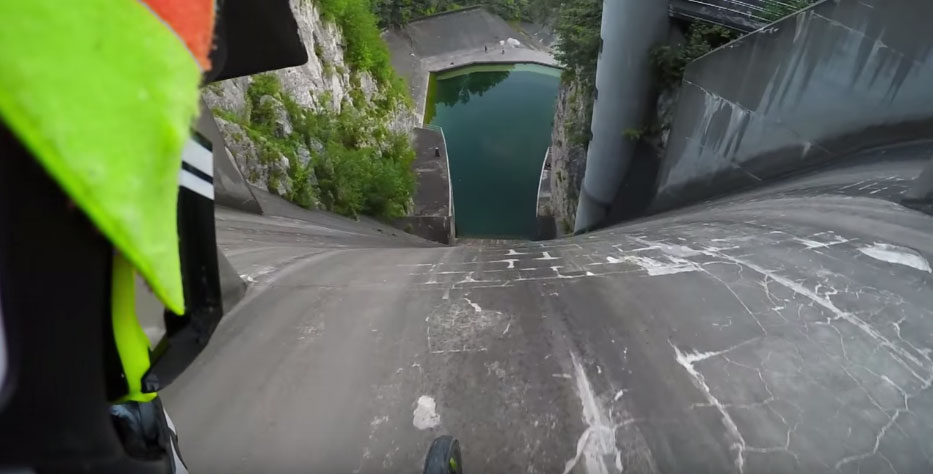 騎下垂直的水壩