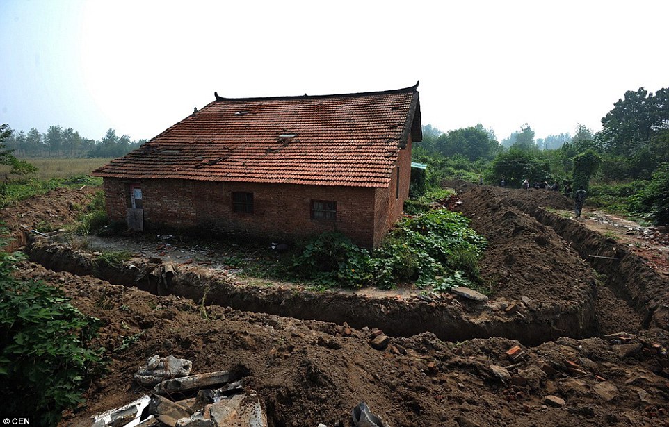 2D5DD0C200000578-3272175-The_ditch_surrounding_the_village_house_in_Wangpu_village_in_cen-a-4_1444823408099