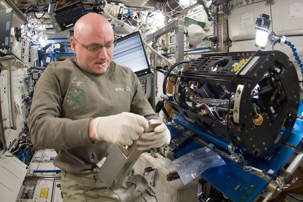 this-is-what-being-in-space-does-to-the-human-body-12-photos-2