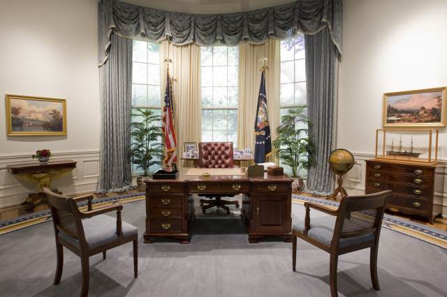Bush_Library_Oval_Office_Replica-640x426