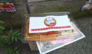 這位網友在北韓買了一個超神奇便當,打開後他才知道為什麼北韓是世界上最謎樣的國家。% 照片 這位網友在北韓買了一個超神奇便當,打開後他才知道為什麼北韓是世界上最謎樣的國家。