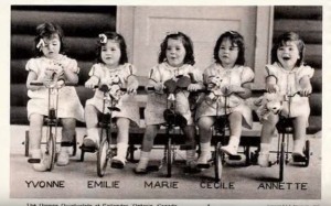 她們是「世界上首例5胞胎女孩」,1934年一出生便受到全球關注,但後來她們的悲慘遭遇會讓你見識到人性醜惡...% 照片 她們是「世界上首例5胞胎女孩」,1934年一出生便受到全球關注,但後來她們的悲慘遭遇會讓你見識到人性醜惡...