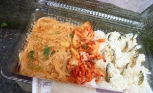 這位網友在北韓買了一個超神奇便當,打開後他才知道為什麼北韓是世界上最謎樣的國家。% 照片 這位網友在北韓買了一個超神奇便當,打開後他才知道為什麼北韓是世界上最謎樣的國家。