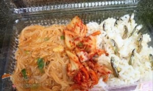 這位網友在北韓買了一個超神奇便當,打開後他才知道為什麼北韓是世界上最謎樣的國家。% 照片 這位網友在北韓買了一個超神奇便當,打開後他才知道為什麼北韓是世界上最謎樣的國家。