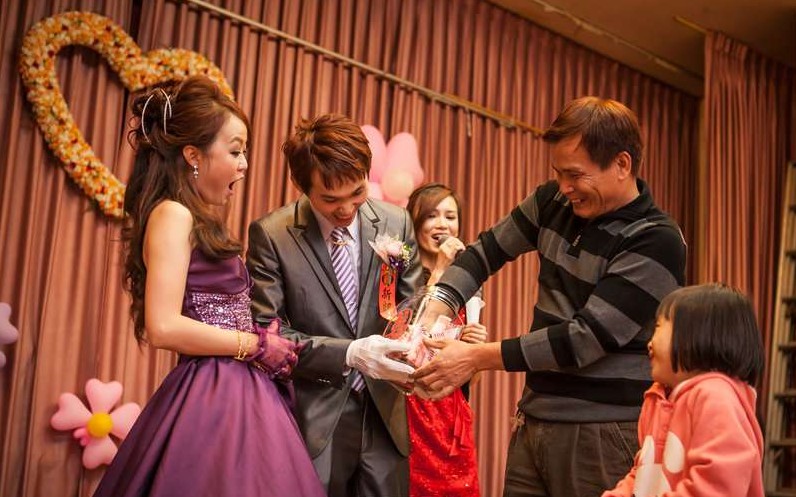 香港婚禮上現金抽獎送出16萬，但在婚禮結束後這名貴賓走過一個房間卻但到了最令人可恥的畫面！