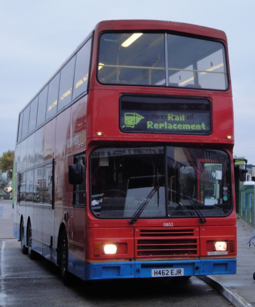 Stagecoach_in_Hampshire_coach_13652_(H462_EJR)_1991_Hong_Kong_tri-axle_(Citybus_162,_ET_1746),_Ryde_bus_station,_31_October_2010_(4)