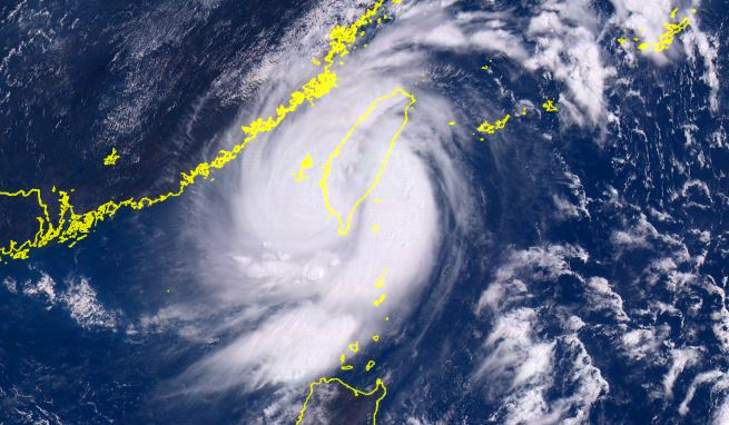 快報：尼伯特16級超強陣風吹壞超商門，照片恐怖！這5個縣市發超大豪雨特報！