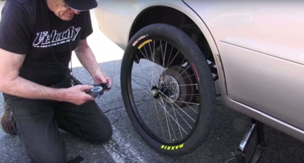 他把汽車輪胎改成腳踏車輪胎想知道有沒有辦法行駛，當發動開始前進時...！
