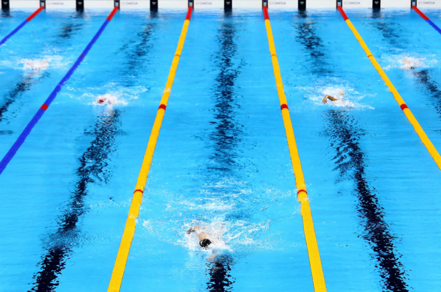 這名19歲奧運「超狂女飛魚」因為游太快一整個超越其他對手，攝影機拍起來竟然像「只有一個人在比賽」！
