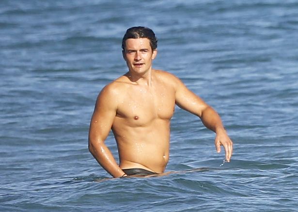 Orlando-Bloom-shows-off-his-fit-physique-while-enjoying-a-day-on-the-beach-with-friends-in-Malibu