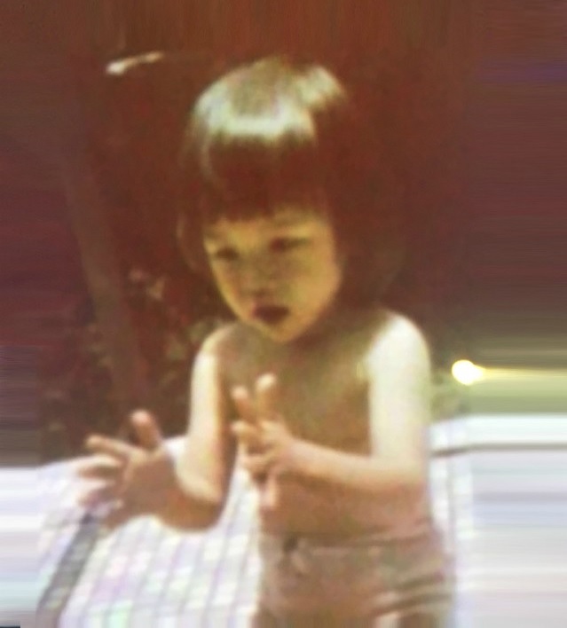 名模林志玲上真人秀時被爆出小時候的「上空裸泳照」，讓大家看到吃了一大驚！