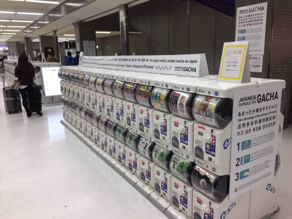 去日本回國前「剩一堆硬幣」怎辦？日本機場「一整排扭蛋機」連大人都轉到手軟！