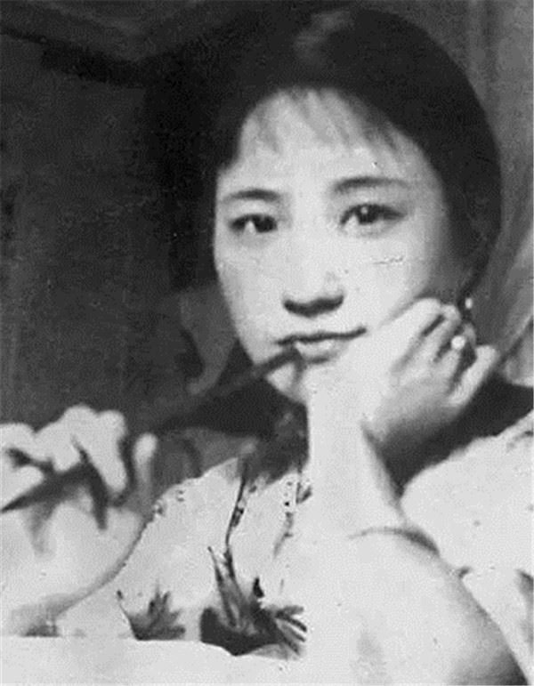 她從小被繼母賣給妓院「遇見一生摯愛」，10年後成為 「連英國首相都臣服」的中國美女畫家「潘素」！