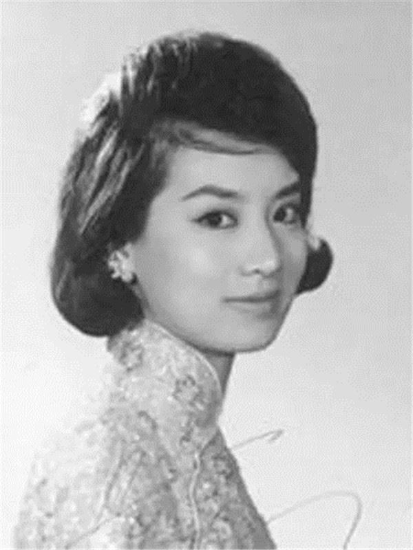 她從小被繼母賣給妓院「遇見一生摯愛」，10年後成為 「連英國首相都臣服」的中國美女畫家「潘素」！