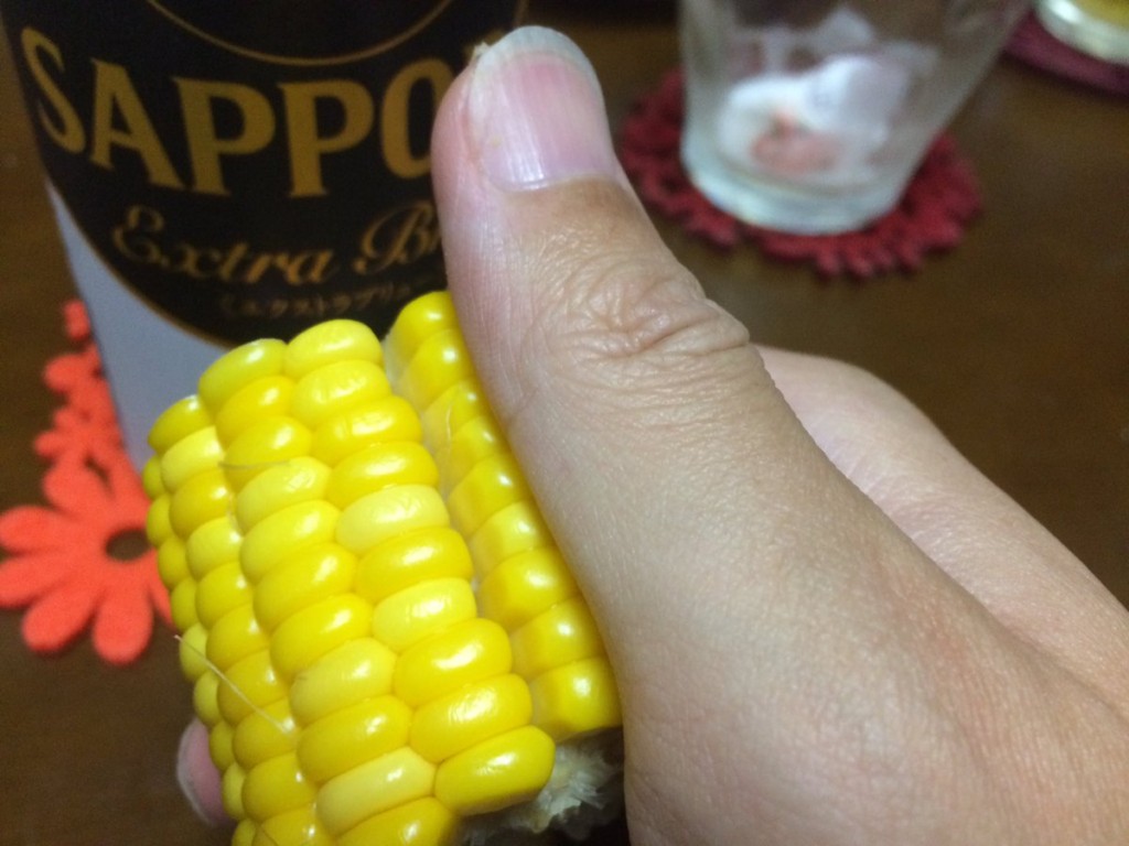 吃錯一輩子！日本瘋傳「超神一指吃玉米法」，原來「用啃的」是最笨的做法！