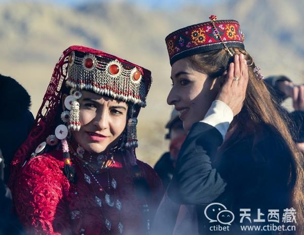 中國唯一的「白種人民族」女生美翻天，為了「最完美血統」只和自己族人結婚！