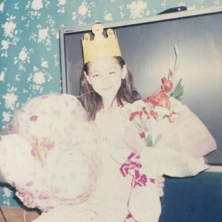 迪麗熱巴被「童年慶生照」出賣，超狂「白富美家世」不小心曝光！