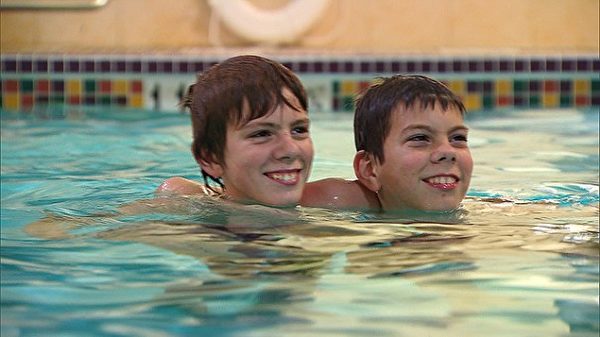 12岁男孩在泳池认识「和自己长超像的新朋友」，一见如故发现事有蹊翘！(影片)