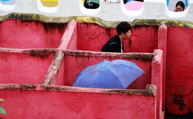 中国「100%露天厕所」下雨天要自己撑伞！5款特色厕所成「变态的新天堂」！媒体笑：可跟上坡的人收费