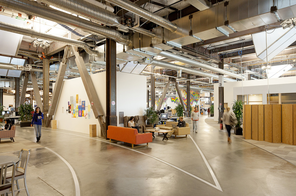 臉書總部霸氣蓋「8萬坪空中公園」!訪客到場參觀「路邊一輛公車都沒有」嚇到吃手指:我在這屋頂上!