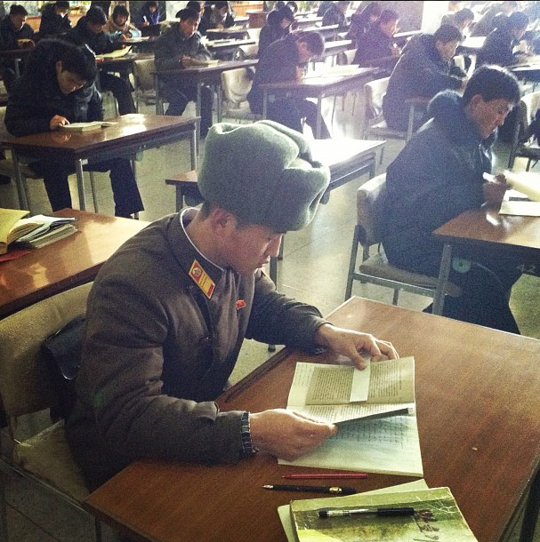 北韓士兵在人民大學習堂讀書。