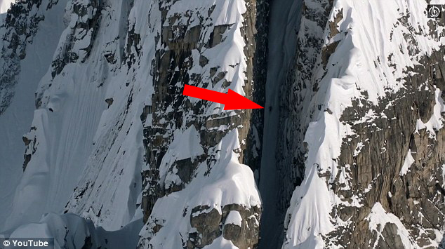 Cody要从在山中这个近乎90度垂直的裂缝中高速而下，而这个裂缝最窄的地方大概只有150到180公分，一失足可能后果便不堪设想了。速度之快，他只有花了30秒就滑下来了。