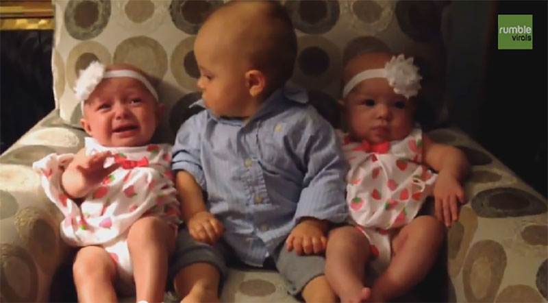 小寶寶被雙胞胎嚇到