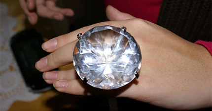 超大鑽石戒指