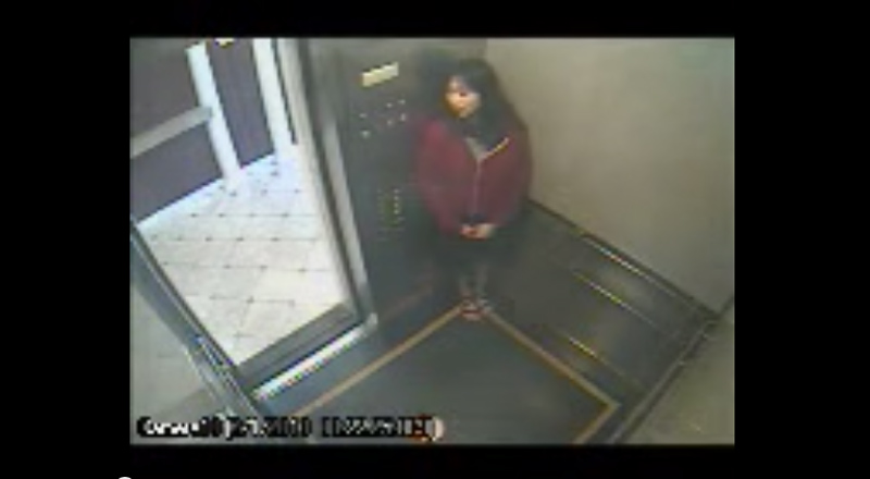 影片一开始，蓝可儿走进了电梯，显然按下了所有楼层的按钮。接着她便开始等待电梯门关起来，然而不知道什么原因，电梯门似乎不会关...她便开始环顾四周，一副她在躲某人或是她知道有人要出现的样子。