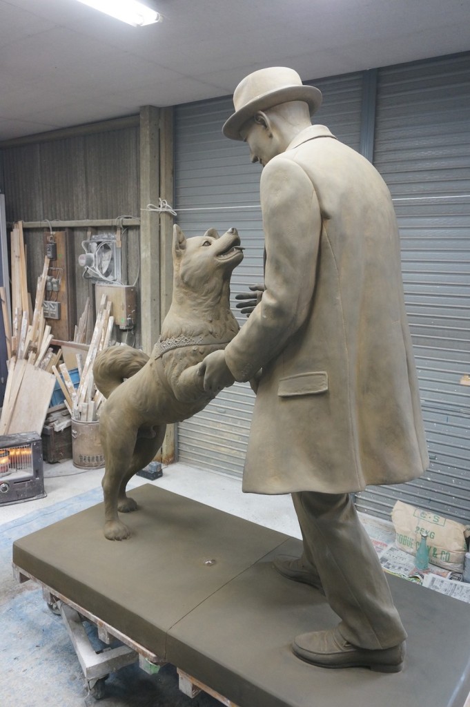 于是乎，东京大学决定在今年3月、也是忠狗小八逝世80周年的时刻，要为他和主人立一座雕像。