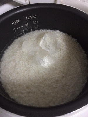作法就是把洗好的米放進電鍋後，先丟入2-3顆冰塊、再加水到適當的水位。
