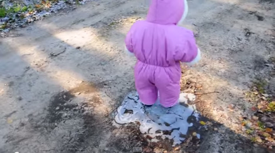 小女娃踩在冰上