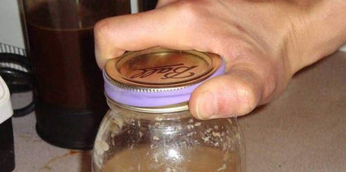 纏在瓶罐的蓋子側面