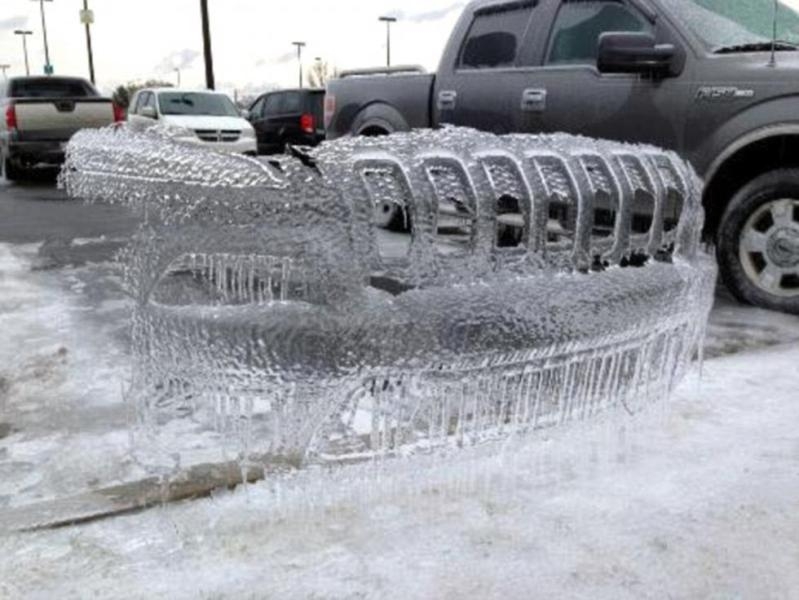 而更有民众拍到这个超有趣的画面...一台汽车的冰壳！？