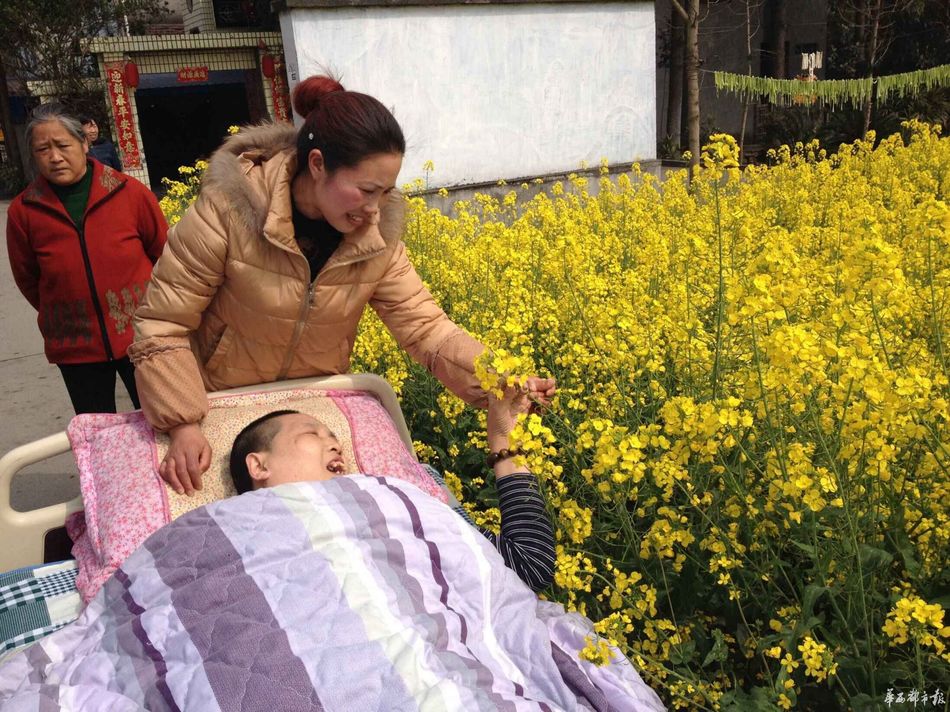 中国四川有一位名叫张高萍的妇人，她都会像这样推著瘫痪的丈夫出来晒晒太阳、看风景。