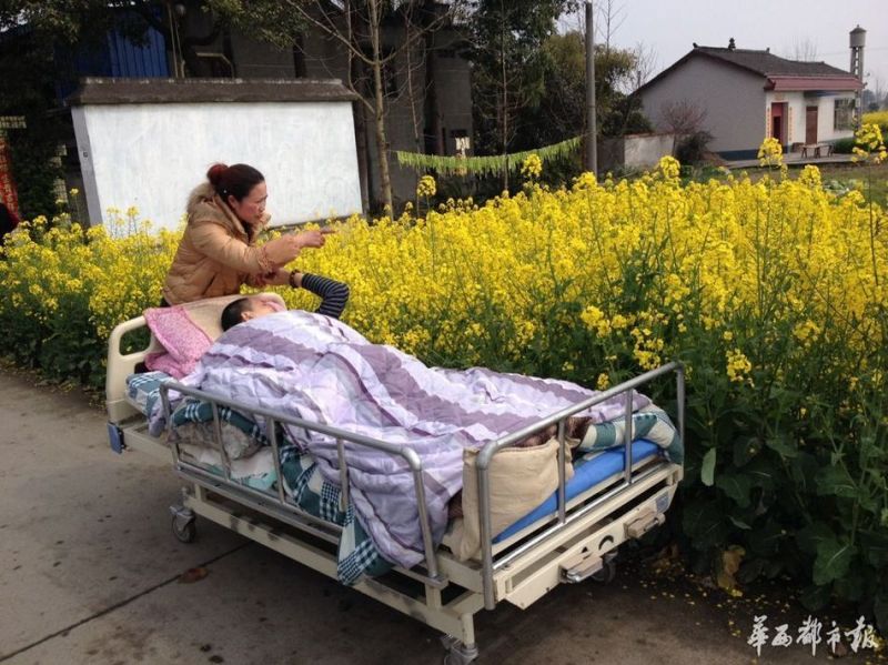 她的丈夫5年前因為一場車禍而全身癱瘓，自那時起便只能躺在床上。