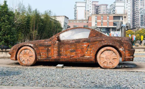 於是他就用和磚塊和鋼筋、水泥打造出了這台獨一無二的雙門賓士車！