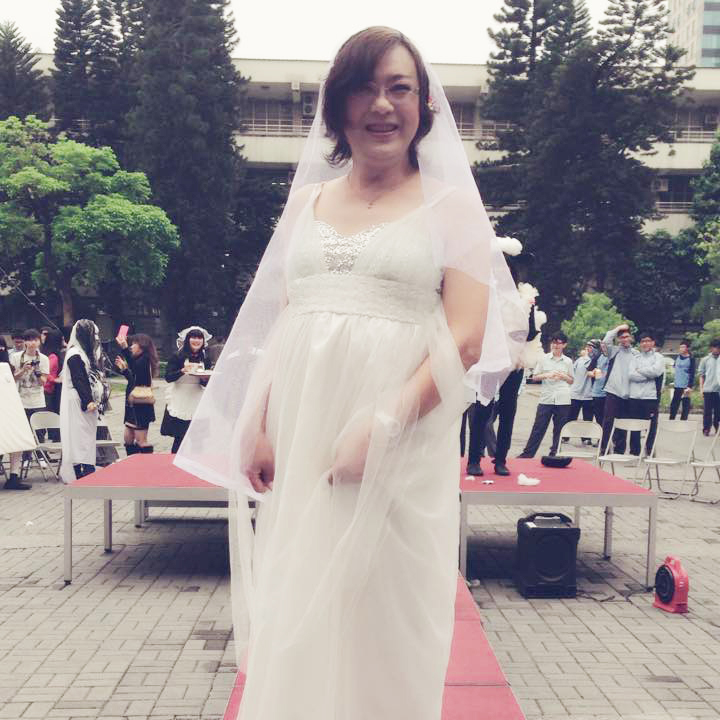 在先前中一中美術節活動，她還打扮成美麗的新娘，讓全場一起叫好。